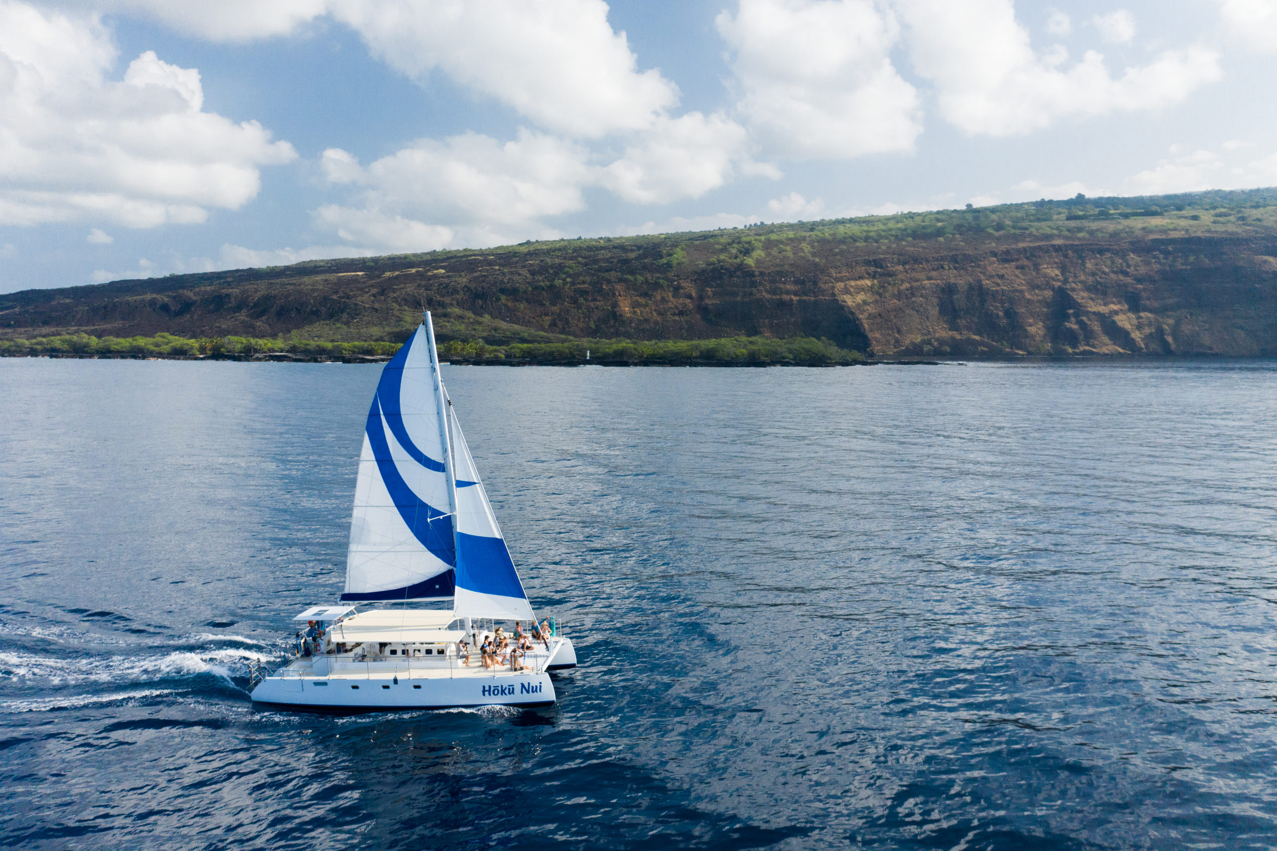 People on the Hoku Nui sailing to snorkel spot